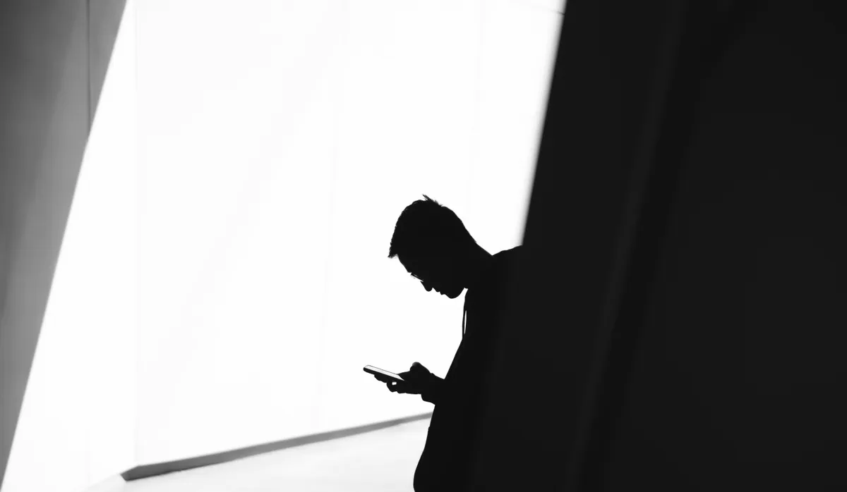 Foto di <a href="https://unsplash.com/it/@wflwong?utm_source=unsplash&utm_medium=referral&utm_content=creditCopyText">Warren</a> su <a href="https://unsplash.com/it/foto/persona-che-usa-il-telefono-appoggiato-al-muro-nella-fotografia-della-silhouette-4l-e7U6c5ek?utm_source=unsplash&utm_medium=referral&utm_content=creditCopyText">Unsplash</a>       